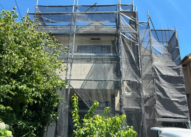 バルコニーは、建物内から室外へ楽に出入りできる便利なスペースです。また、バルコニーには手すりを付けることが義務付けられており、手すりの高さは110cm以上で施工することが建築基準法で定められています。
