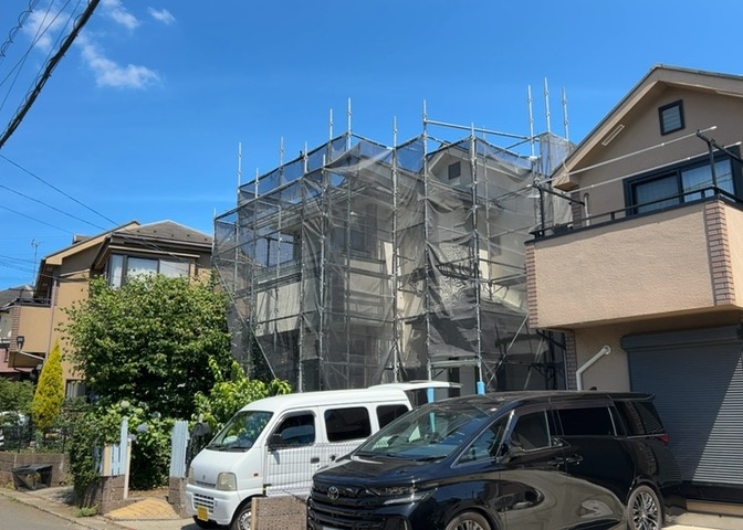 住宅用の土地では前面道路に2m以上接していなければならないと法律で定められています。しかし、お持ちの車のサイズやライフスタイルなどにより、2mでは利便が悪い場合もございますので、事前に確認しましょう。