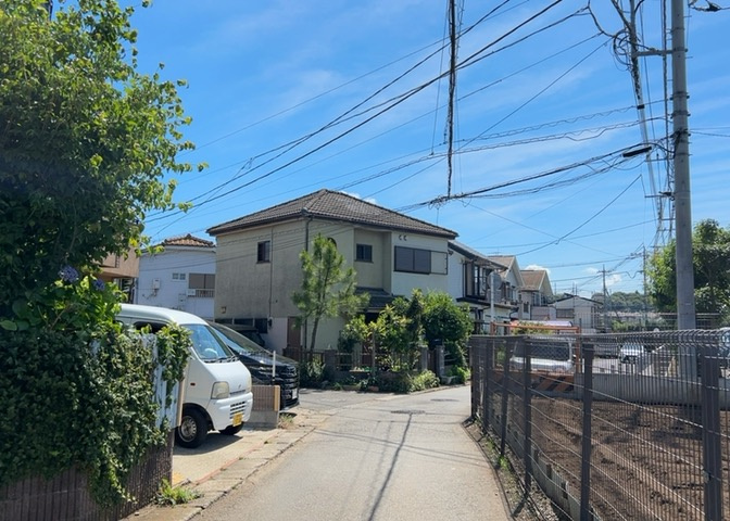 桜や紅葉の名所に出かける人は多いと思いますが、家にいながら季節の移ろいを感じる生活を送りませんか？リビングや窓から見える景色が生活を彩るワンポイントに！現地から見える景色を堪能してみては如何でしょう。