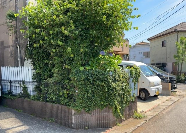 庭があることでガーデニングや家庭菜園はもちろん、こどもの遊び場やペットを放して遊ぶことができます。また、家の周囲に余裕があるということです。隣地との間があれば、十分な日当たりと、風通しが確保できます。