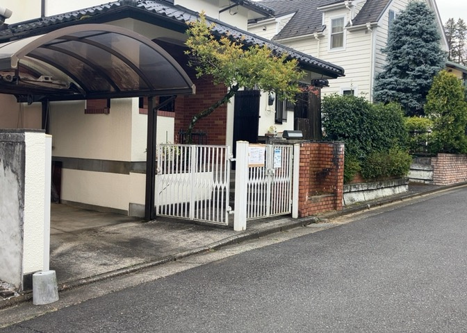 土地の面積＝住宅面積ではありません。建ぺい率の問題などで、土地のある場所によって住宅を建てられる面積は限られています。高さもしかり、「土地」という言葉の中には、建築条件も含まれると考えておきましょう。