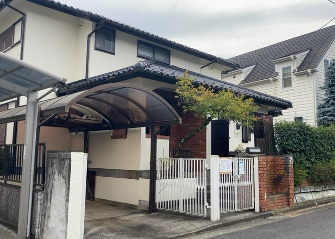 家を建てる場合、方位は要チェックです。現実的に日当たりのよい家ならばリビングは南側、建築基準法でも北側に当たる家への配慮は求められています。土地を見学に行く際は、方位磁針を持って行くようにしましょう。