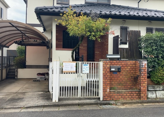 土地の前の道路に消火栓が設置されていることがあります。この場合、道路交通法第45条第1項により、駐車禁止の場所が指定されています。そのため、車庫などの駐車スペースをつくることができない場合があります。