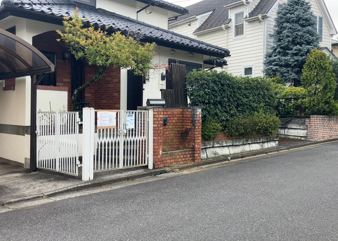 現地に行くなら、物件の周囲の地形がどうなっているかを見ることも大切です。周辺より低くなっている土地では、大雨などで水が集まりやすいため、地盤が弱くなっているということも考えられるため、注意が必要です。