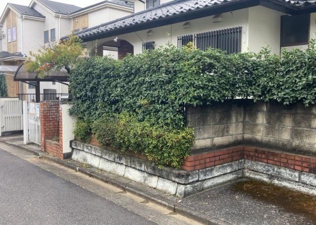 土地購入を検討されている場合、境界杭がない状態で購入してしまうと境界確定測量をする必要があり、費用がかかります。購入の前に、売主、隣土地所有者立ち合いのもと境界を確定し境界杭を設置するのがベストです。