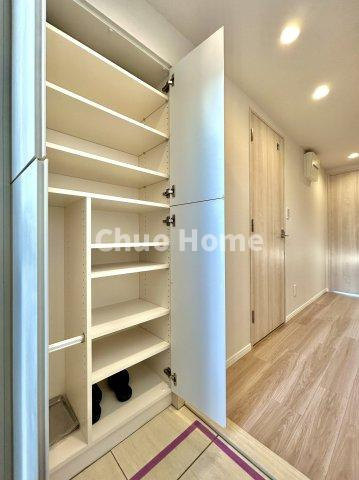 【玄関】玄関には大型のシューズクローゼットを設置しておりますのでいつでもスッキリりとした空間を保てます。玄関周りを清潔に使うのはとても大事なことですよね。