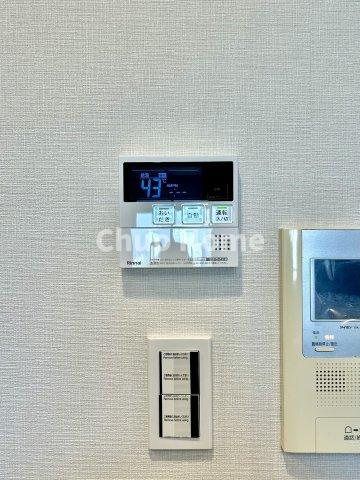 【給湯リモコン】外での一日を忘れさせてくれるオートバス機能でお好みの湯量・温度に調整された浴槽。