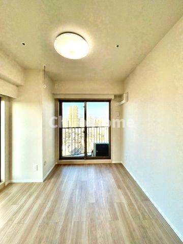 【寝室】心と体をゆったりと安らげる主寝室。寝室のゆとりが大きい分だけ、暮らしの安らぎは深まります。一日の疲れを癒すだけでなく、ご夫婦の親密な語らいを紡ぎ出します