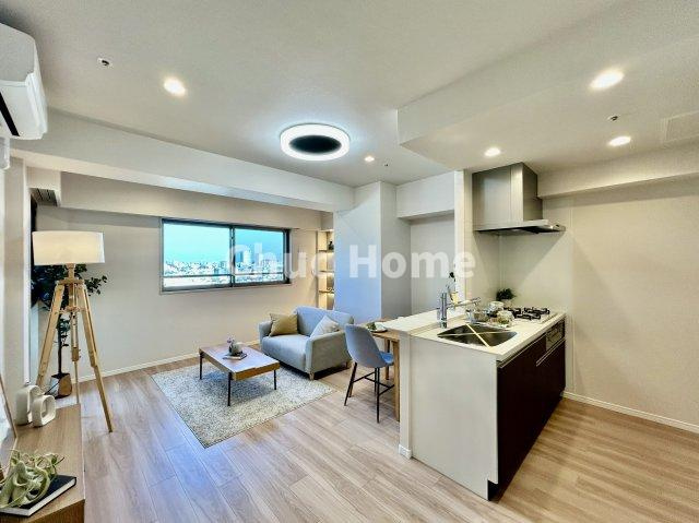 視界に広がりを生むオープンなキッチン。料理や片付けをしながら、家族との会話を楽しんだり、リビングで遊ぶ子どもを見守れます。ご見学時には家具の配置などもイメージしながらぜひご覧になって見て下さい。