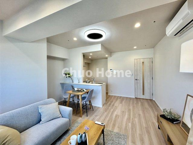 【リビングダイニング】一日の中で多くの時間を過すことになるリビングダイニングだからこそ、いつも穏やかな空間であることが必然。爽やかな通風と採光を存分に感じる事が出来る空間です。