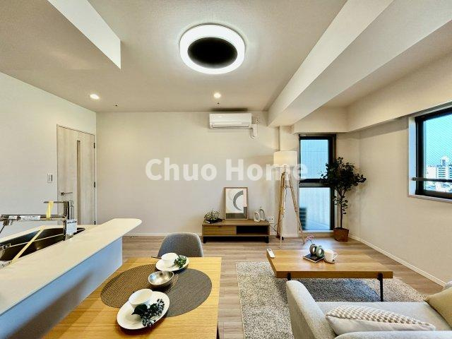 【ダイニング】忙しい朝でも、しっかり家族が揃って食事をして頂けるゆとりある大きさのダイニングスペース。奥様が作る手料理をカウンター越しに受けとって頂き、テーブルで囲む素敵な時間を存分に愉しんで下さい。