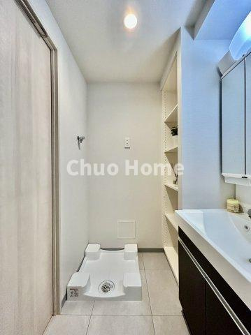 【ランドリースペース】担当者がスケールを持ち歩いておりますので、ご見学時には現在お使いの洗濯機などがきちんと収まるかなどもチェックして下さい。見学前に測っておくと非常に便利だと思います。