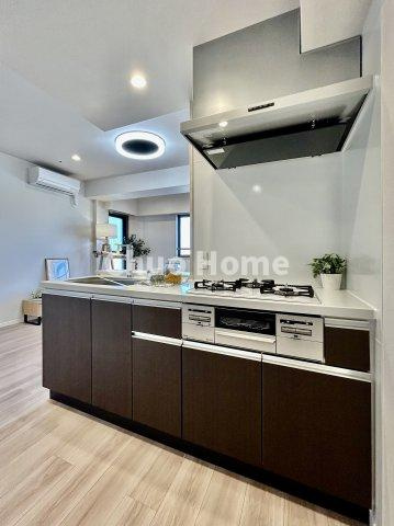 ワイドで収納豊富なシステムキッチン