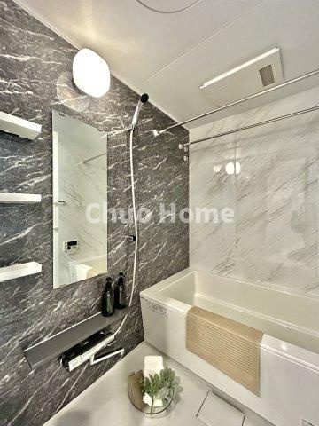 【バスルーム】暖房換気乾燥機付きシステムバスルーム。暖房・冷風・換気・乾燥など、毎日を快適に過ごせるうれしい機能が揃っています。雨の日の洗濯物も安心です。