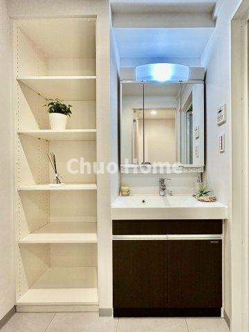 【洗面化粧台】洗面化粧台には三面鏡を採用。身だしなみを整えやすい事はもちろんですが、鏡の後ろに収納スペースを設ける事により、散らかりやすい洗面スペースをすっきりさせる事が出来るのも嬉しいですね