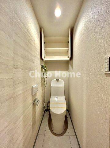 【トイレ】　収納スペースをしっかりと確保した温水洗浄便座機能付きトイレ。温水洗浄便座は清潔にお使いいただくための大切なアイテムです。