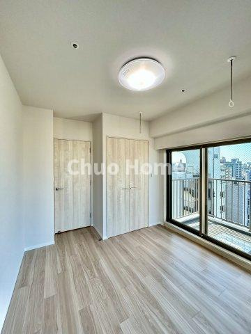 【洋室】快適に過ごす条件は、一人ひとり違います。だからこそ飾り過ぎないシンプルな内装と偏り過ぎないデザインで統一しております。居住していく中でオーナー様だけの【マイホーム】に創り上げて下さい