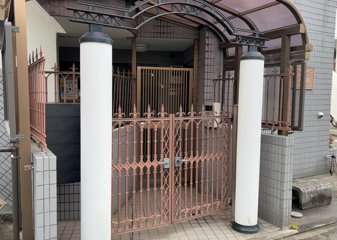 受付はマンションコンシェルジュがいる場合もあれば、管理人が滞在する小部屋を総称して呼ぶことがあります。主にエントランスに設置されていることから、防犯面でも期待ができます。防犯設備がない場合はより安心！