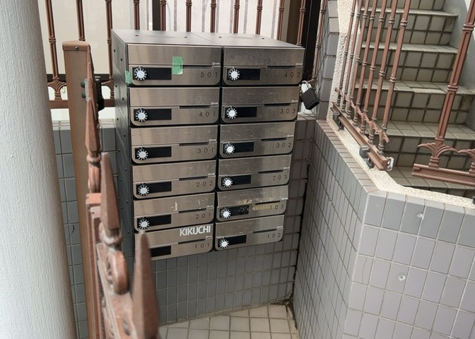 エントランス付近に設置されている集合ポストは、住んでいる部屋と離れているため、ポストをあさるなど誰かに何かされていても被害に気づきにくいです。入居する時には他人に特定されにくい番号で鍵をかけましょう！