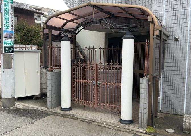 ロビーというと、エントランスと何がちがうの？と思いますよね。実はロビーとエントランスには明確な決まりはありません。物件によっては、エントランスを入って広がるある程度の広さのある空間がロビーとなります。