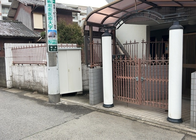 共用部分は、一棟の建物に住む区分所有者全員が共同で所有するとし、共用部分の管理、補修などは、区分所有者で形成される管理組合が行います。個人の判断で勝手に変更することはできませんので覚えておきましょう。