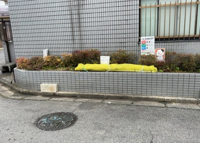共有部分は、住民なら誰もが使える設備のこと。例えば駐車場やエレベーター、インターネット設備、セキュリティ設備などがあります。他にも、マンションの廊下・外部階段やエントランス・ゴミ置き場などがあります。