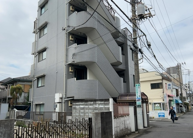 隣家の土地はどうなっているのか、生活利便施設が近くにあるのか、学校まで近いかなど、お客様のライフスタイルにあわせたイメージが重要です。また、近くにあると困る施設が近くにないかも確認するといいでしょう。
