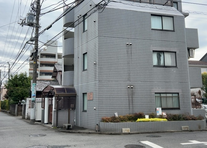 道幅が広い場所は日当たりや風通が良好です。幅が広いのですれ違いも可能ですし大きな車でも駐車可能！一方で、大型車が通ることも多くなるため交通量の増加により騒音に繋がります。また土地の値段が高くなります。