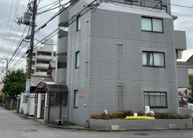 ＲＣ造、Reinforced　Concreteは直訳すると補強されたコンクリートです。主に柱や梁・床・壁が鉄筋とコンクリートで構成おり、鉄筋を組んだ型枠にコンクリートを流し込んで固めたものを指します。