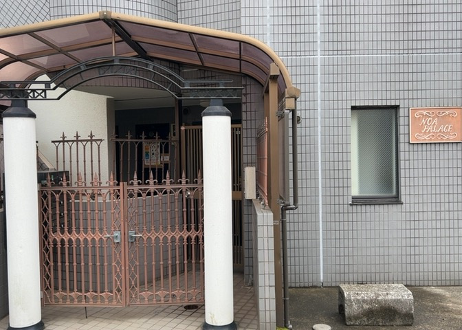 玄関は家の顔でもあり、家族以外の目にも止まる場所です。玄関は外との間を仕切る扉、靴などをしまっておく収納スペース、靴脱ぎのたたきスペース、来客とのやり取りをするドアホンなど複数のアイテムからなります。