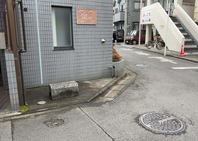 共有部分は、住民なら誰もが使える設備のこと。例えば駐車場やエレベーター、インターネット設備、セキュリティ設備などがあります。他にも、マンションの廊下・外部階段やエントランス・ゴミ置き場などがあります。