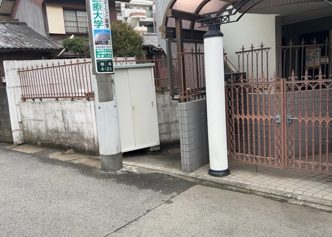 共用部分は、一棟の建物に住む区分所有者全員が共同で所有するとし、共用部分の管理、補修などは、区分所有者で形成される管理組合が行います。個人の判断で勝手に変更することはできませんので覚えておきましょう。