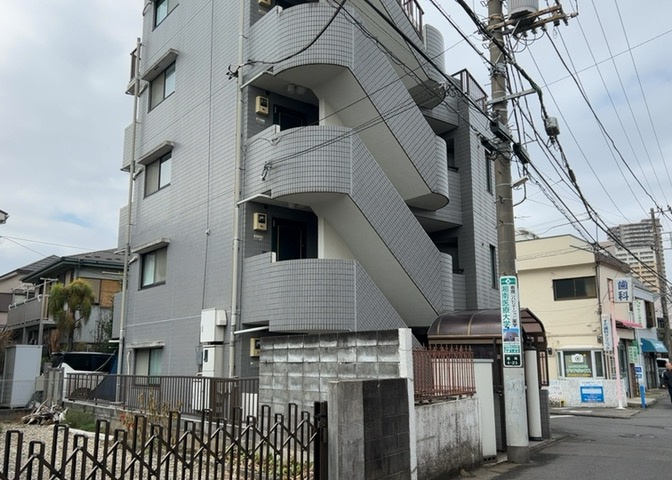 外観はマンション管理がされているかの目安になります。築年数が古いと、壁面は劣化してひび割れが生じることも！建物が古びていても細かいところが修繕されていると、きちんと管理されているなぁと感じるでしょう。
