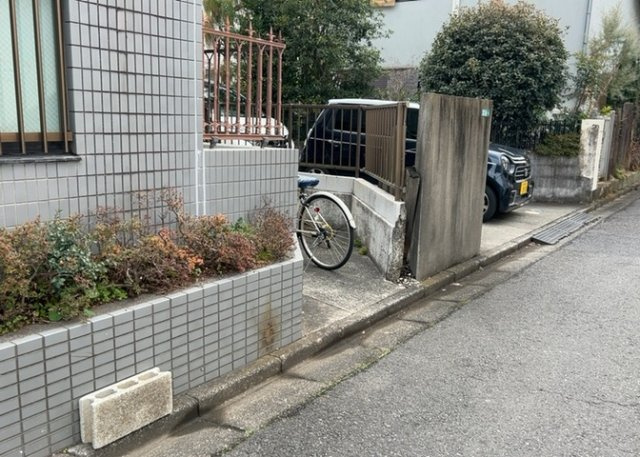 車一台あたりに必要なスペースは、標準サイズの普通自動車で横幅2m50cm、長さ5mは必要になります。ただし、乗降のことも考慮して横幅3m30cm、長さ5m50cmほどは確保できるところを選びましょう。