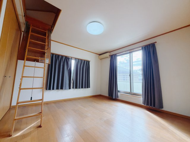■2階洋室｜ナチュラルカラーの床です。模様替えなどとても楽しく工夫できます♪陽当たり、風通しもとても良いので毎日快適な生活スタートです！子供部屋にも良いですね♪