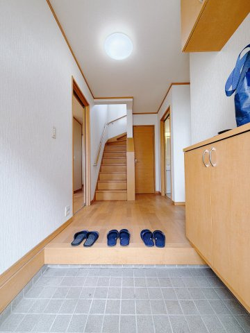 ■玄関｜毎日の「いってらっしゃい」や「お帰りなさい」を大切なご家族と過ごす玄関は〈使いやすさ〉を追求しております。玄関横の物入は急な来客時でもさっとお片付けできるスペースを確保しています。