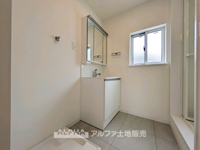 【Powder　Room】　◆毎日の身支度に◆独立した洗面スペースは、朝の準備から帰宅後の手洗いまで幅広く活躍。水まわりをまとめやすく、日々の生活動線にも配慮された設備です。
