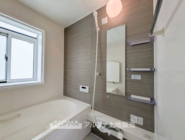 【Bathroom】　◆一日の疲れを癒す◆浴槽に浸かってくつろげるバスルーム。シャワー水栓や換気扇も備え、入浴からお手入れまで使いやすい、毎日の暮らしに欠かせない空間です。