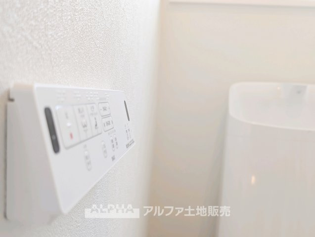 【Toilet】　◆快適な水まわり◆温水洗浄便座一体型のトイレを採用。毎日使用する場所だからこそ、使いやすさに配慮された設備で、清潔感のある空間を保ちやすくなっています。