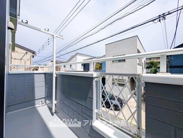 【Balcony】　◆暮らしに便利な屋外空間◆洗濯物や布団を干すスペースとして活躍するバルコニー。住空間の外に使える場所があることで、毎日の家事にも便利です。