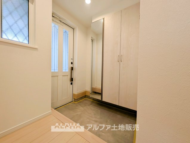 【Entrance】　◆住まいの第一印象◆玄関は毎日の外出や帰宅を迎える大切な空間。靴や小物を整理しやすく、すっきりとした状態を保つことで気持ちよく使えるスペースです。