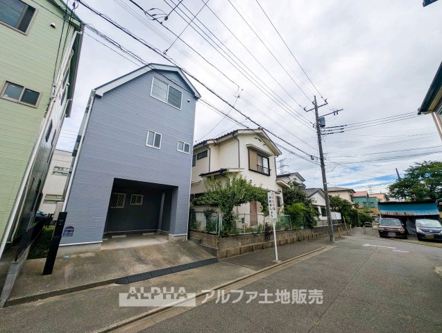 【Exterior】　◆落ち着いた佇まい◆周囲の街並みに馴染むすっきりとした外観。毎日の暮らしをイメージしやすい住まいで、家族との新しい生活をここから始められます。