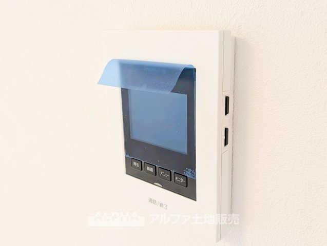 【Color　Monitor　Intercom】　◆来訪者を画面で確認◆カラー画面付きインターホンを備え、室内から訪問者を確認してから応対できます。