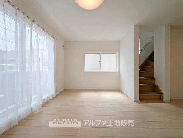 【Living　Room】　◆家族が集う空間◆約14.2帖のLDKは、ソファやダイニングテーブルを配置しやすい広さ。食事や団らんなど、家族で過ごす時間を心地よく楽しめます。　