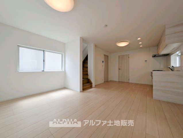 【Living　Space】　◆暮らしの中心に◆家族が自然と集まる約14.2帖のLDK。ダイニングとリビングそれぞれのスペースを確保しやすく、日々の生活に使いやすい空間です。　