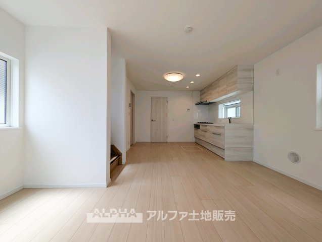 【Family　Living】　◆会話が広がるLDK◆キッチンとリビングがつながる約14.2帖の空間。料理をしながら家族の様子を感じられ、食事からくつろぎの時間まで一体感のある暮らしを楽しめます。　