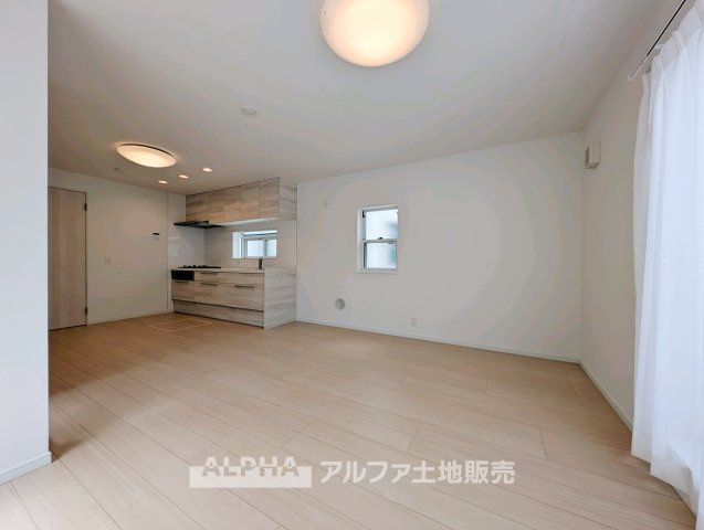【Comfortable　Living】　◆過ごし方が広がる◆約14.2帖のLDKは、家具の配置を工夫して食事とくつろぎの空間を分けることも可能。家族それぞれが思い思いに過ごせるリビングです。