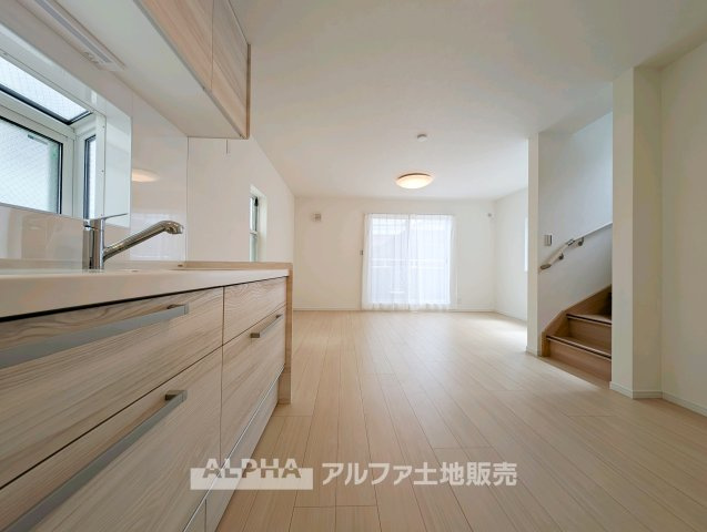 【Kitchen】　◆毎日の料理を快適に◆調理スペースをしっかり確保した使い勝手の良いキッチン。収納も備えているため、調理器具や食器類を整理しやすく、毎日の料理や後片付けもスムーズに行えます。