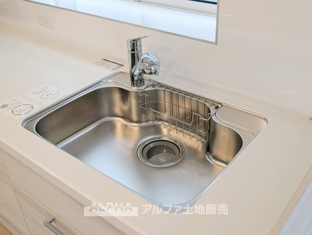 【Water　Purifier】　◆浄水器付きキッチン◆蛇口から手軽に浄水を利用でき、飲み水はもちろん料理にも便利。ガスコンロを備え、毎日の調理をスムーズに進められます。