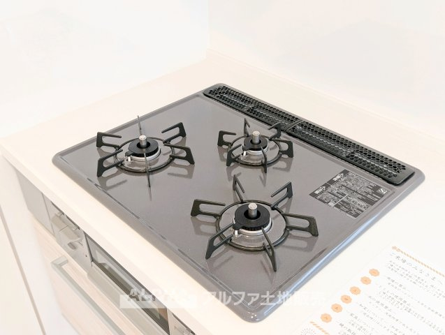 【Gas　Stove】　◆毎日の料理を快適に◆ガスコンロは強火から弱火まで火力調整がしやすく、幅広い料理に活躍。浄水器も備え、使い勝手に配慮されたキッチンです。　